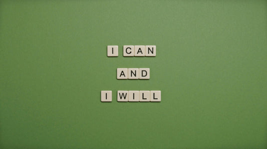 Inspirierende Scrabble-Buchstaben mit der Aufschrift 'I can and I will' auf grünem Hintergrund. Motivierende Botschaft für Erfolg und Selbstvertrauen.